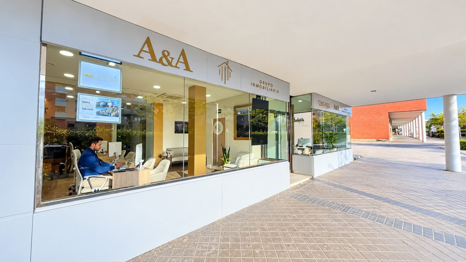 Fachada de la oficina de A&A Grupo Inmobiliario en Arroyomolinos